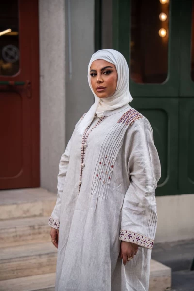 عباية لينن باللون البيج الفاتح مع تطريز C:J1030