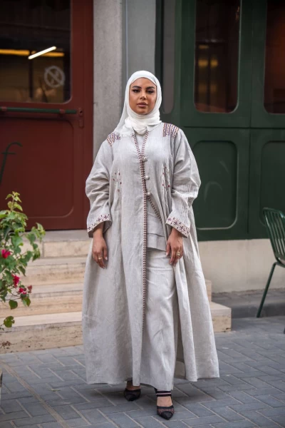 عباية لينن باللون البيج الفاتح مع تطريز C:J1030